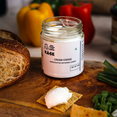 Creamy and unctuous, our Cream Cheese is luxurious. Made with whole milk and 25% cream, it can be used as a base for your dips, spreads and baked cheesecakes.