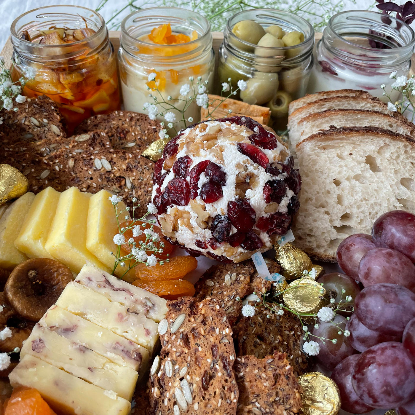 Käse Cheese platter with Ricotta, Condiments