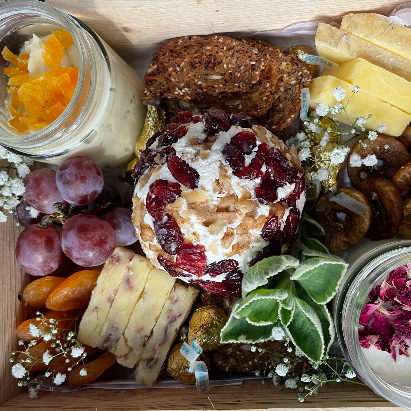 Käse Cheese platter with Ricotta, Condiments